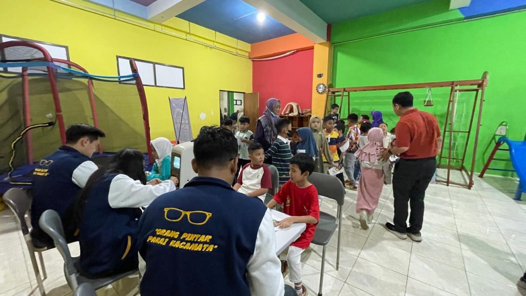 Periksa Ratusan Siswa, Optik Cahaya Truevue Goes to School