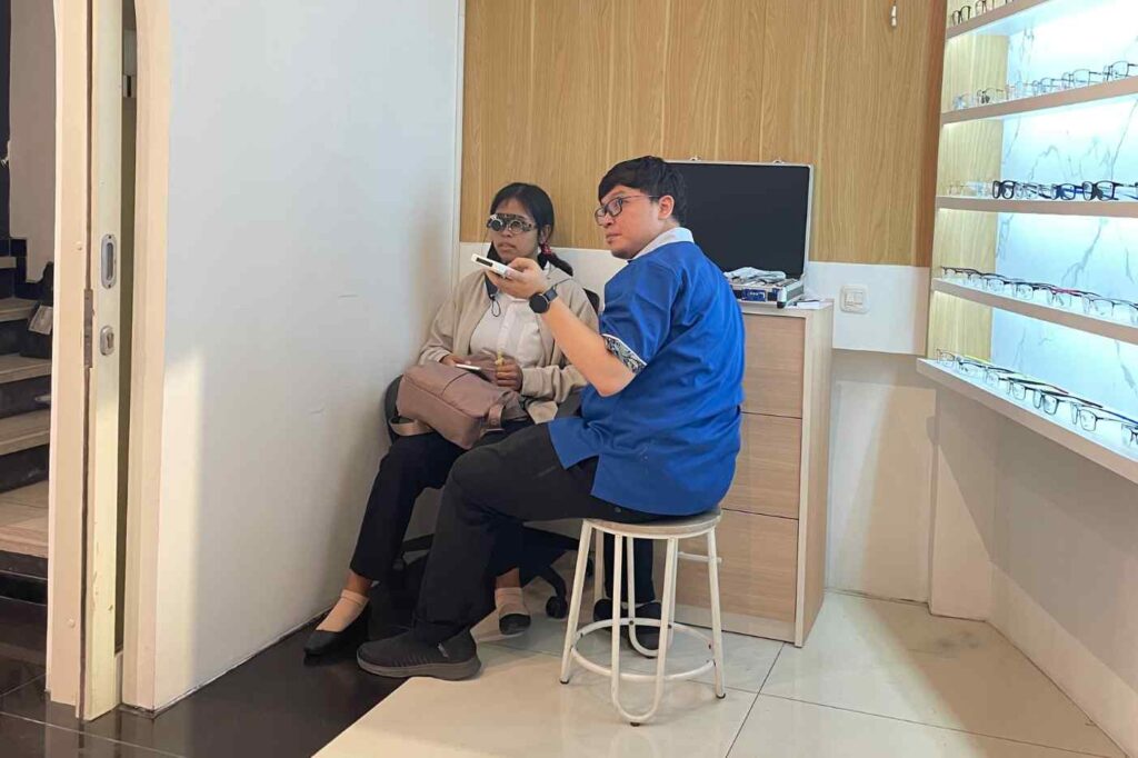 Optik Cahaya Truevue Panjang Jiwo Bagikan Kacamata Gratis untuk Jemaat Gereja Betania Fresh Anointing