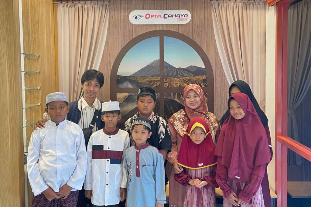 Peduli Kesehatan Mata, Optik Cahaya Truevue Bagikan Kacamata Gratis di Yayasan Permata Insani Surabaya