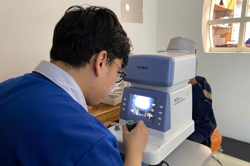 Peduli Kesehatan Mata, Optik Cahaya Truevue Bagikan Kacamata Gratis di Yayasan Permata Insani Surabaya