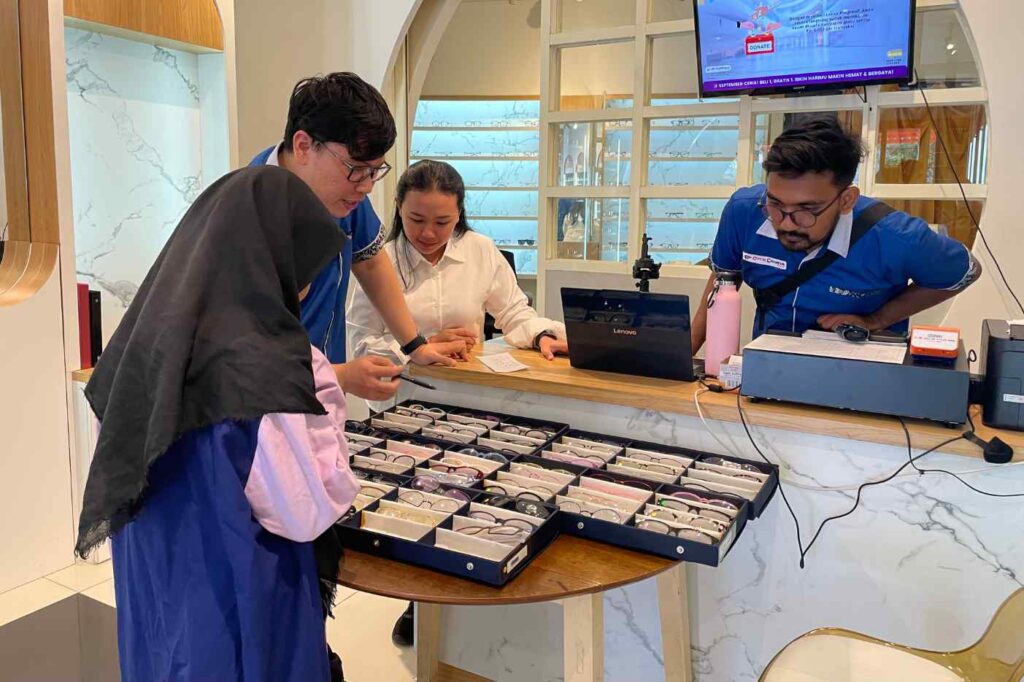 Peduli Kesehatan Mata, Optik Cahaya Truevue Bagikan Kacamata Gratis di Yayasan Permata Insani Surabaya