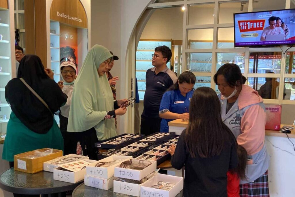 Optik Cahaya Truevue Gelar Bakti Sosial Bersama Jemaah Masjid Ar-Ridho