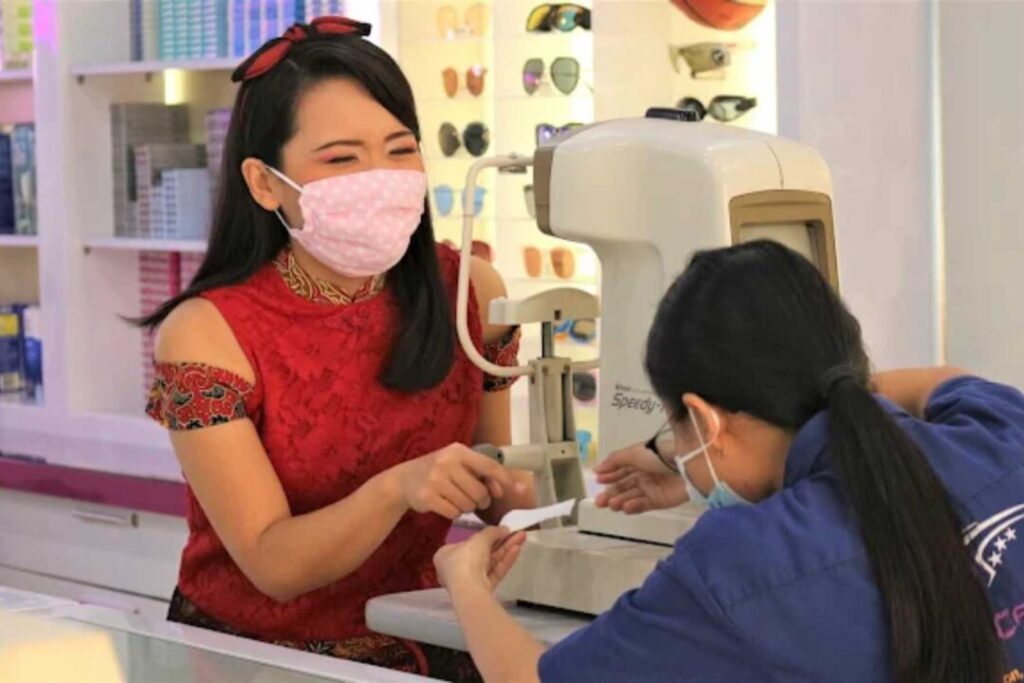 Optik Cahaya Truevue Lontar: Optik Modern di Surabaya Barat dengan Koleksi Stylish & Pemeriksaan Mata Modern