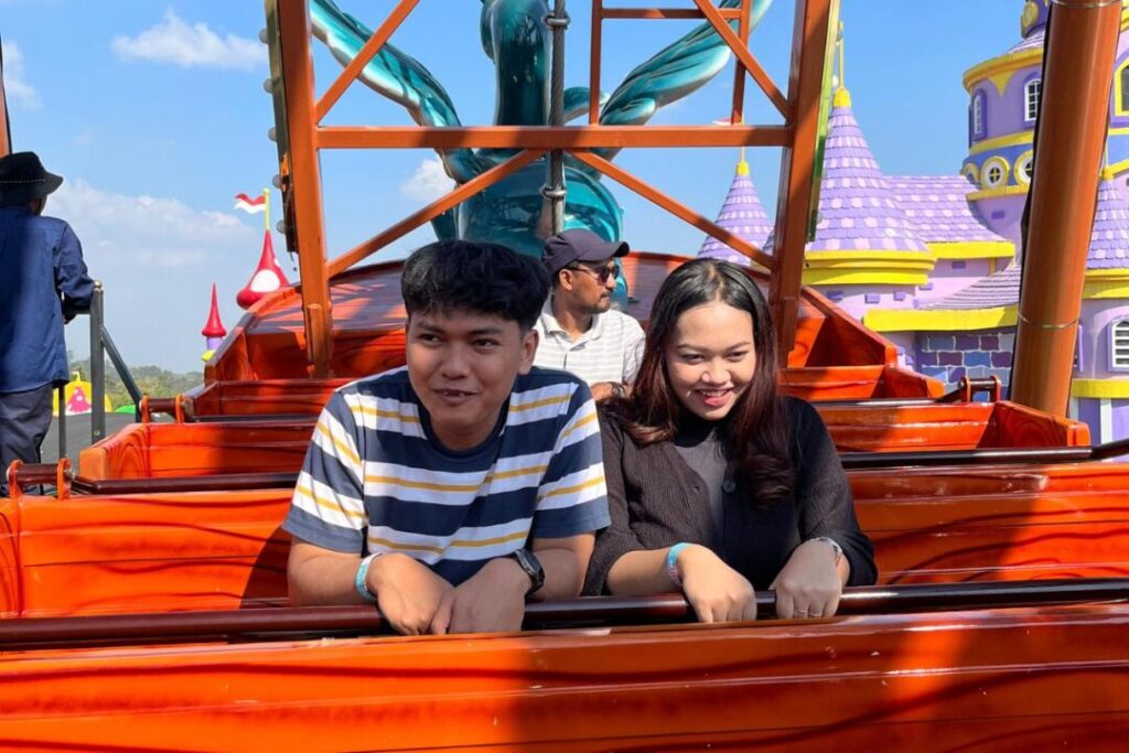 Menikmati Berbagai Wahana di Mikutopia