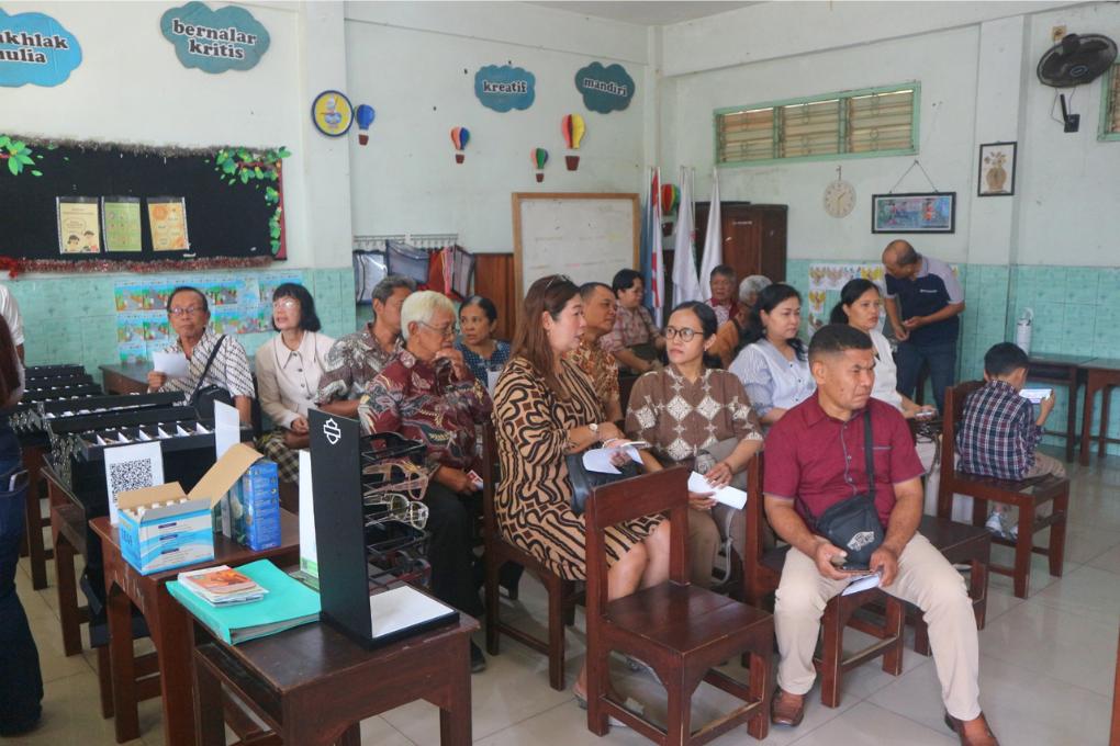 Optik Cahaya Truevue Gelar Bakti Sosial di Gereja Santa Monika Krian